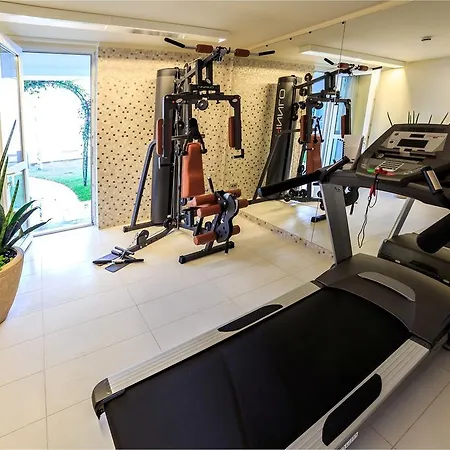 Hotel Carmen International - Fost Becali